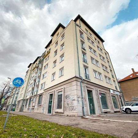 Studio Steps From Nivy & Main Bus Station Bratislava Esterno foto